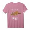 Born to be wild Lustiges Schlaf- und Büro-T-Shirt mit Ironie & Sarkasmus – Perfekt für Langschläfer, Arbeit & Geschenkideen für Fans von Sloth