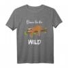 Born to be wild Lustiges Schlaf- und Büro-T-Shirt mit Ironie & Sarkasmus – Perfekt für Langschläfer, Arbeit & Geschenkideen für Fans von Sloth