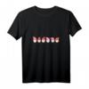 Damen Valentinstag Shirt mit Gnome Liebe – Lustiges V-Ausschnitt Shirt mit Herzen, Perfekt für Partner, Freunde & Familie