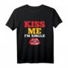 Kiss Me I Am Single - Lustiges Valentinstag T-Shirt für Singles, Familie & Freunde als originelles Geschenk