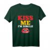 Kiss Me I Am Single - Lustiges Valentinstag T-Shirt für Singles, Familie & Freunde als originelles Geschenk
