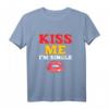 Kiss Me I Am Single - Lustiges Valentinstag T-Shirt für Singles, Familie & Freunde als originelles Geschenk