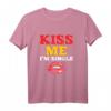 Kiss Me I Am Single - Lustiges Valentinstag T-Shirt für Singles, Familie & Freunde als originelles Geschenk