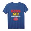 Kiss Me I Am Single - Lustiges Valentinstag T-Shirt für Singles, Familie & Freunde als originelles Geschenk