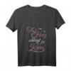 Damen Mein Herz Schlägt Für Kevin Valentinstag Hochzeitstag T-Shirt mit V-Ausschnitt - Persönliches Geschenk für Frau, Freundin & Ehepartner