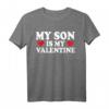 Mein Sohn ist mein Valentinstag T-Shirt – Lustiges Geschenk für Familie, Partner & Lehrer zum Valentinstag, Weihnachten & Vatertag