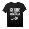 Herren Vatertag T-Shirt mit lustigem Spruch – Ich liebe es wenn meine Frau mich Holz machen lässt, ideal für Bierliebhaber, Handwerker & Humorvolle Geschenke