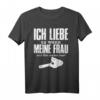 Herren Vatertag T-Shirt mit lustigem Spruch – Ich liebe es wenn meine Frau mich Holz machen lässt, ideal für Bierliebhaber, Handwerker & Humorvolle Geschenke