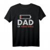 Funny Dad of Three Girls Low Battery Energy Vatertag T-Shirt – Lustiges Geschenk für Väter, Ehemänner und Opas zum Vatertag, Geburtstag oder Urlaub