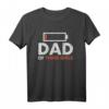 Funny Dad of Three Girls Low Battery Energy Vatertag T-Shirt – Lustiges Geschenk für Väter, Ehemänner und Opas zum Vatertag, Geburtstag oder Urlaub