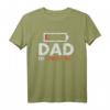 Funny Dad of Three Girls Low Battery Energy Vatertag T-Shirt – Lustiges Geschenk für Väter, Ehemänner und Opas zum Vatertag, Geburtstag oder Urlaub