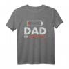 Funny Dad of Three Girls Low Battery Energy Vatertag T-Shirt – Lustiges Geschenk für Väter, Ehemänner und Opas zum Vatertag, Geburtstag oder Urlaub
