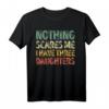 Herren T-Shirt 'Nothing Scares Me I Have Three Daughters' - Lustiges Vatertag Geschenk für Papa, Opa & Männer mit Humor