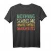 Herren T-Shirt 'Nothing Scares Me I Have Three Daughters' - Lustiges Vatertag Geschenk für Papa, Opa & Männer mit Humor