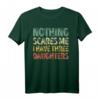 Herren T-Shirt 'Nothing Scares Me I Have Three Daughters' - Lustiges Vatertag Geschenk für Papa, Opa & Männer mit Humor