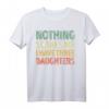 Herren T-Shirt 'Nothing Scares Me I Have Three Daughters' - Lustiges Vatertag Geschenk für Papa, Opa & Männer mit Humor