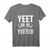 T-Shirt Yeet or be Yeeted | Lustiges Meme Geschenk mit Spruch für Männer und Freunde - Perfektes Geburtstagsgeschenk