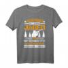Leg Dich Niemals Mit Einem Jäger An T-Shirt - Lustiges Geschenk für Jungjäger, Jäger & Wildschützen zu Weihnachten & Geburtstag