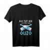 Damen T-Shirt mit Spruch 'Die Tut Nix Die Will Nur Ouzo' – Lustiges Griechenland Urlaubs-Shirt mit V-Ausschnitt für Frauen, Ouzo & Schnaps Liebhaber