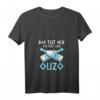 Damen T-Shirt mit Spruch 'Die Tut Nix Die Will Nur Ouzo' – Lustiges Griechenland Urlaubs-Shirt mit V-Ausschnitt für Frauen, Ouzo & Schnaps Liebhaber