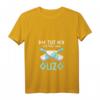 Damen T-Shirt mit Spruch 'Die Tut Nix Die Will Nur Ouzo' – Lustiges Griechenland Urlaubs-Shirt mit V-Ausschnitt für Frauen, Ouzo & Schnaps Liebhaber