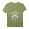 Damen T-Shirt mit Spruch 'Die Tut Nix Die Will Nur Ouzo' – Lustiges Griechenland Urlaubs-Shirt mit V-Ausschnitt für Frauen, Ouzo & Schnaps Liebhaber