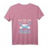 Damen T-Shirt mit Spruch 'Die Tut Nix Die Will Nur Ouzo' – Lustiges Griechenland Urlaubs-Shirt mit V-Ausschnitt für Frauen, Ouzo & Schnaps Liebhaber