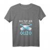 Damen T-Shirt mit Spruch 'Die Tut Nix Die Will Nur Ouzo' – Lustiges Griechenland Urlaubs-Shirt mit V-Ausschnitt für Frauen, Ouzo & Schnaps Liebhaber