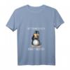 Lustiges Damen T-Shirt mit Pinguin Spruch - Ironisches Statement mit V-Ausschnitt, perfekte Geschenkidee für Freunde und Kollegen