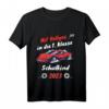 Kinder Schulkind 2023 T-Shirt mit Rennauto Motiv - Perfekt für Einschulung, Schulanfang & erste Klasse Jungen & Mädchen