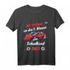 Kinder Schulkind 2023 T-Shirt mit Rennauto Motiv - Perfekt für Einschulung, Schulanfang & erste Klasse Jungen & Mädchen