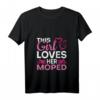 Damen Dieses Mädchen Liebt Ihre Simson-S51 Moped T-Shirt mit V-Ausschnitt – Coole Geschenkidee für junge Mopedfans, Geburtstags- und Vatertagsgeschenk