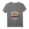 Damen Sandra Spruch T-Shirt - Und Gott schuf Sandra mit V-Ausschnitt, Vintage Retro Design, Perfekt zum Geburtstag