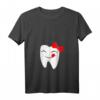 Damen Zahn Mit Gesicht und Schleife T-Shirt mit V-Ausschnitt – Lustiges Zahnärztet-Shirt für Zahnarzt, Helfer & Praxisteam