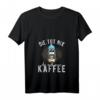 Damen Pinguin T-Shirt mit lustigem Spruch 'Die tut nix die will nur Kaffee' – Perfekt für Büro, Morgenmuffel & Kaffeeliebhaberinnen