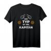 Der Typ Ist der Kapitän Bootsführer T-Shirt - Originelles Geschenk für Bootsfahrer, Yachtbesitzer & Segler zum Geburtstag oder Weihnachten