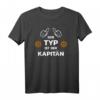 Der Typ Ist der Kapitän Bootsführer T-Shirt - Originelles Geschenk für Bootsfahrer, Yachtbesitzer & Segler zum Geburtstag oder Weihnachten