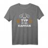 Der Typ Ist der Kapitän Bootsführer T-Shirt - Originelles Geschenk für Bootsfahrer, Yachtbesitzer & Segler zum Geburtstag oder Weihnachten