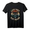 Lustiges Live Fast Eat Trash Waschbär T-Shirt – Perfektes Geschenk für Naschkatzen, Süßigkeitenliebhaber & Partygänger