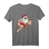 Weihnachten im Juli Weihnachtsmann am Strand T-Shirt – Humorvolles Sommer-Weihnachtsdesign für Surfer und Strandfans