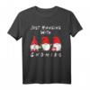 Just Hanging With My Gnomies Lustiges Weihnachts-Zwerg T-Shirt – Familien-Pyjamas und Kostüm für Weihnachten in lustigem Design