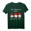 Just Hanging With My Gnomies Lustiges Weihnachts-Zwerg T-Shirt – Familien-Pyjamas und Kostüm für Weihnachten in lustigem Design