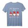 Just Hanging With My Gnomies Lustiges Weihnachts-Zwerg T-Shirt – Familien-Pyjamas und Kostüm für Weihnachten in lustigem Design