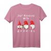 Just Hanging With My Gnomies Lustiges Weihnachts-Zwerg T-Shirt – Familien-Pyjamas und Kostüm für Weihnachten in lustigem Design