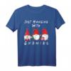 Just Hanging With My Gnomies Lustiges Weihnachts-Zwerg T-Shirt – Familien-Pyjamas und Kostüm für Weihnachten in lustigem Design