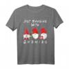 Just Hanging With My Gnomies Lustiges Weihnachts-Zwerg T-Shirt – Familien-Pyjamas und Kostüm für Weihnachten in lustigem Design